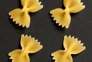 Farfalle makaronai (kaspinėliai) su pomidorų padažu