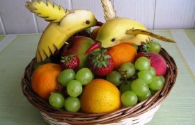 Vaisių ir uogų krepšelis su bananiniais paukščiais