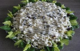 Apsnigtos salotos su silke, sūriu, daržovėmis ir razinomis
