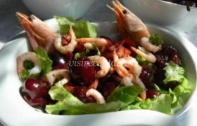 Krevečių salotos su vyšniomis