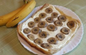 Sluoksniuotos tešlos pyragas su varške ir bananais