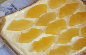 Sluoksniuotos tešlos pyragas su varške ir ananasais