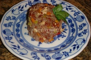 Raudonieji ryžiai su vištiena ir daržovėmis
