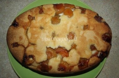 Paprastas pyragas su persikais