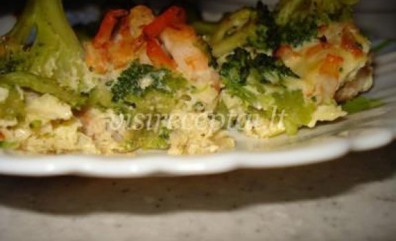 Kiaušinių plakinyje kepti brokoliai ir krevetės