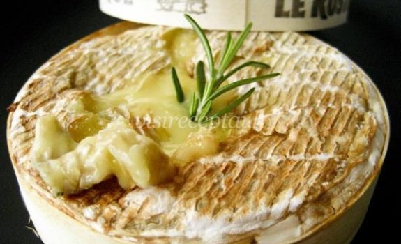 Orkaitėje keptas Kamemberto sūris su miško grybais ir žolelėmis