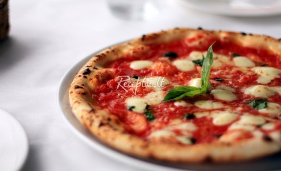Naminė itališka pica su pomidorų padažu