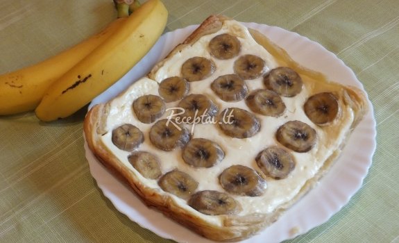 Sluoksniuotos tešlos pyragas su varške ir bananais