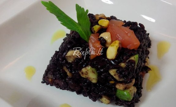 Lašišos tartaras su avokadu ir laimu, patiekiamas su juodaisiais ryžiais